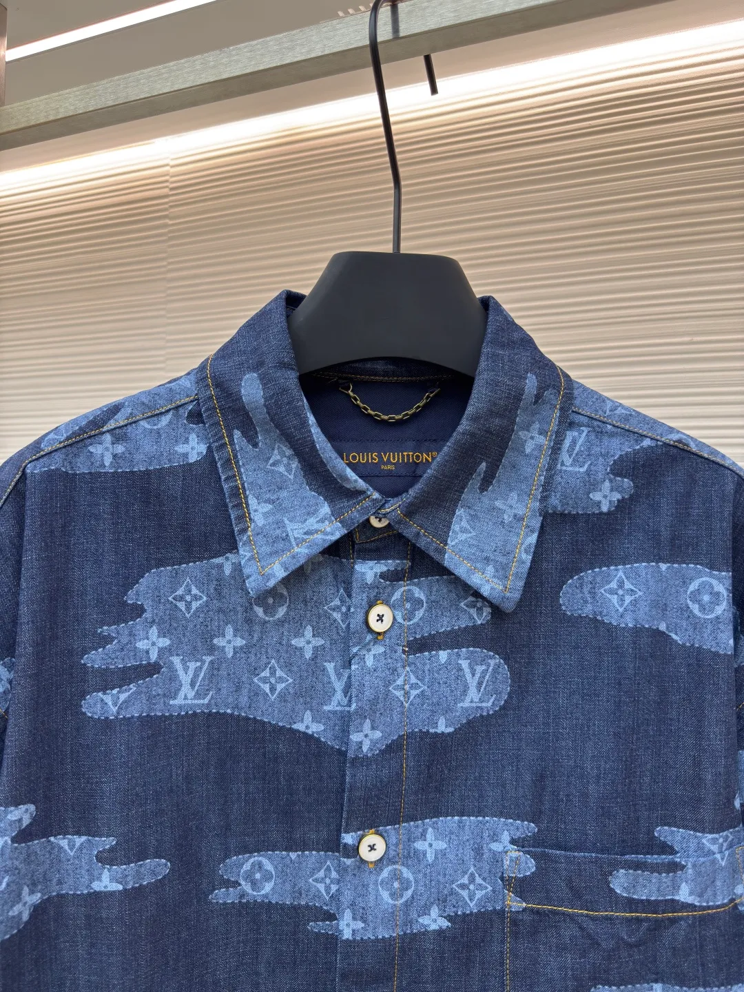 LOUIS VUITTON chambray short-sleeved shirt ●Authentic product: Purchased and developed for 13900 ●Item number: 1680265-A85 ●Fabric: Lyocell fiber denim fabric ●Technology: Made on positioning cutting machine ●Version: Fitted version ●Weight: about 385 grams ●Size: S-M-L-XL ●Description: Made of Lyocell fiber denim TR lining, positioning cutting machine, garment washing and fading, customized 1:1 pearl buttons, customized 1:1 rivets, customized 1:1 zippers, customized 1:1 leather labels, customized 1:1 trademarks. The overall wiring is straight and delicate, the fabric is comfortable and soft, and the color is consistent without color difference. It can be matched with the same style to create a fashionable look and control various occasions. Customized accessories, complete with three standards, same style for men and women!